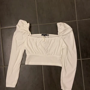 Riktigt snygg tröja med puff sleeve! - Oanvänd tröja med puffärmar, riktigt snygg men passar tyvärr inte mig (177)i ärmarna då den är någon cm för kort i mitt tyckte. Är cropad, fina detaljer över brösten som framhäver och ser gulligt ut! St 38 passar mig som har slt 36/38. 170 kr me frakt💝