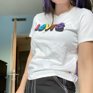 levis tshirt  - levis tshirt i nyskick, riktigt skönt material. strl xs