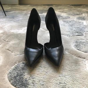 Cosmoparis klack, köpta i Paris - I köpt på affärsresa i Paris, klacken är 10cm så har inte använt de mer än ett fåtal gånger. Sitter jättefint på foten och får benet att se längre ut! Nypris 1500kr!