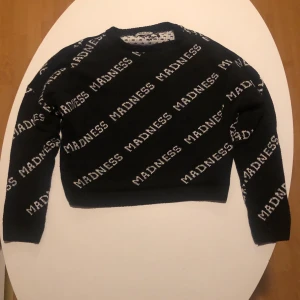 Stickad tröja - Madness Black - Från Madlady. Nypris 349
