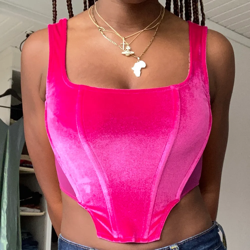 Snygg rosa corset inspirerad topp med meshdetaljer i sidan Superfin cropped och stickad tröja med lite längre armar | Bra skick (endast använd 2-3 gånger) | köpare står för frakt ❣️ (säljer pga lite för liten för mina bröst). Toppar.