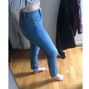 Säljer mina fina högmidjade Zara jeans som jag endast använt 2ggr. Säljes pga att jag har ett par liknande, Köparen står för frakt!! 🌸 ge bud om priser inte passar 