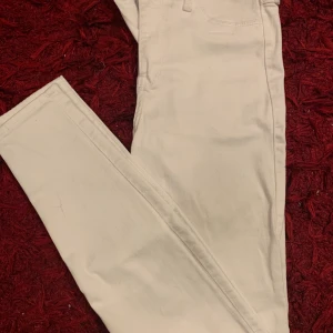 Vita jeans hollister - Säljer ett par vita hollister jeans, använda en gång! Storlek ser man på bilden, är som en XS