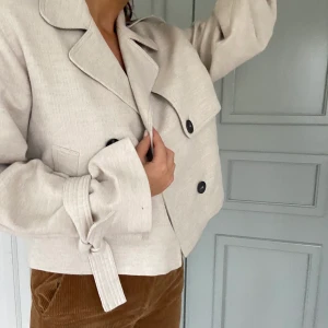 Snygg Mango jacka - Världens finaste, helt oanvända jacka/kavaj från mango. Den kommer tyvärr aldrig till användning så den är som ny, storlek M. Frakt tillkommer.⭐️ Om fler är intresserade så blir det budgivning!