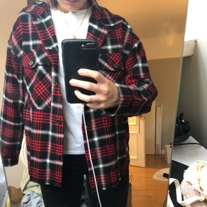 Röd, vit och svart rutig jacka - Jättesnygg oversize jacka från zara. Som är röd, vit och svart rutig. Ganska tunn men kan användas vid nästan alla årstider beroende på vad man har under. Aldrig använt så jättebra skick. Köpt för 500 kr, säljer för 150 kr.