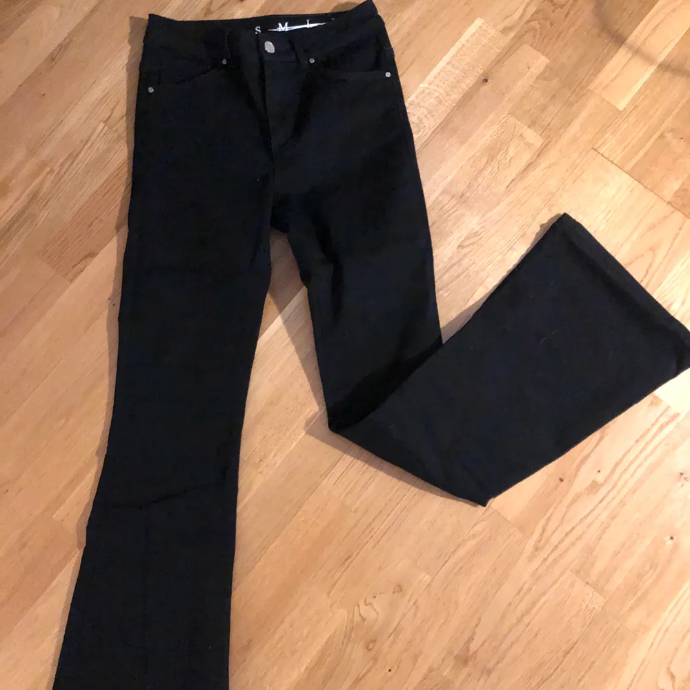 Svarta bootcut jeans precis som nya då de endast är använda en kort stund en gång, 300kr ink frakt . Jeans & Byxor.