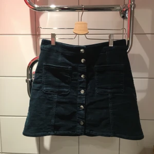 Kjol i manchester - Kjol i manchester, mörkgrön färg (typ smaragdgrön tror jag) stretchig! en del använd men fint skick ändå. 🙏  kan postas för 40kr.