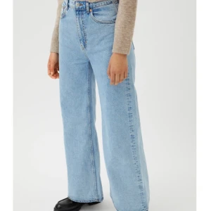 jeans - weekday jeans i modellen ACE!🦋🤍 Går ner till skorna på mig som är 167cm. Orginalpris 500kr, aldrig använda. Ganska så stora och breda i benen. Skriv för fler bilder!! 100kr + frakt❤️❤️🥰