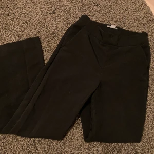 Vida kostymbyxor  - Är 170 cm lång och passar mig utmärkt i längd. Tajta i midjan, vida i ben. 