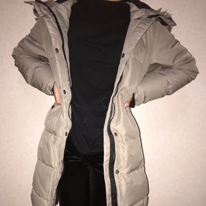 Everest vinterjacka i bra skikt - Jag säljer den här välbehållna Everest, vinter jackan i storlek 36. Säljer just nu för 850kr ( KOSTAR 2000kr I BUTIK!!) 