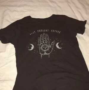 Oanvänd T-shirt  - Säljer en oanvänd Gina t-shirt pga att det inte riktigt är min stil. Original pris var 129kr men säljer för 80kr 