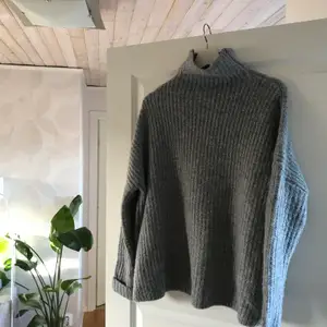 Säljer denna supermysiga gråa tröjan från H&M som är varm och skön till vintern ❄️☃️ storlek XS men är stor, sitter pösigt på mig som har S/M. Frakt tillkommer!😌