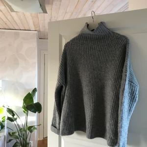 Mysig Stickad Tröja - Säljer denna supermysiga gråa tröjan från H&M som är varm och skön till vintern ❄️☃️ storlek XS men är stor, sitter pösigt på mig som har S/M. Frakt tillkommer!😌