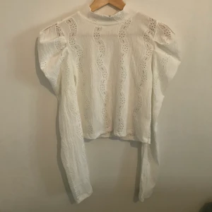 Söt topp - Supersöt långärmad topp från monki. Den har tyvärr inte kommit till användning för mig och letar därför ett nytt hem.