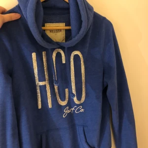 Hollister tröja - Blå hollistertröja med silvrigt märkestryck. Mycket bra kvalite, sparsamt använd. Storlek L, ganska liten i storleken.