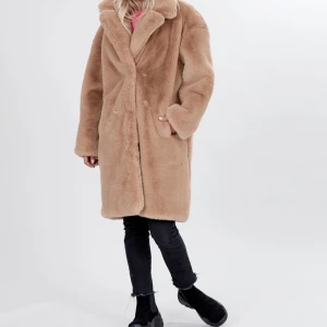 Svea Jackie Coat Beige - Säljer min fina Svea Jackie Coat i beige (fuskpäls!!!!) pga att den är lite för liten för mig och att det inte kommer till användning. Köpte den för 1500 kr! Bud från 600 kr 💕 Kan skicka fler bilder vid intresse