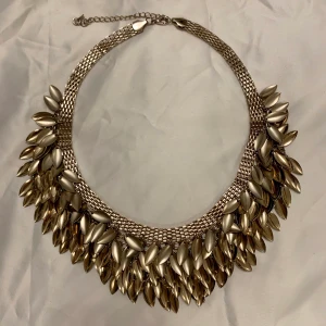 Ett galet halsband  - Säljer detta halsband som jag köpt för länge sedan. Använt en gång. Helt och välbehållet. 
