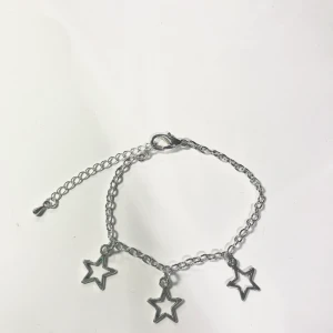 Stjärnarmband ⭐️ - Silverfärgat armband med 3 stjärnor och en förlängningskedja som gör att den borde passa nästan alla 💛 40 kr inkl frakt
