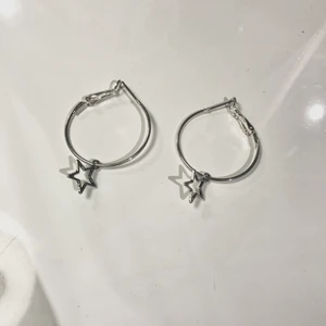 Runda stjärnörhängen 🌟 - Silverfärgade örhängen ✨ 29kr plus frakt
