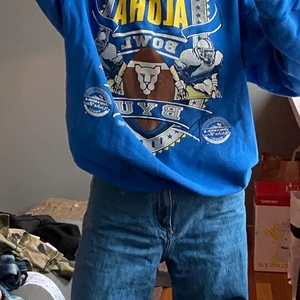 Blå colleagetröja strl M - En blå college tröja köpt på humana second hand!