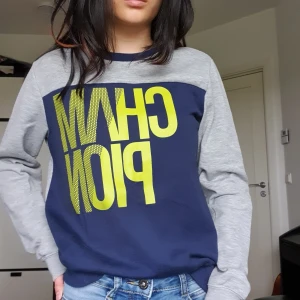 Tröja från Champion - Killstorlek, men funkar som XS👍