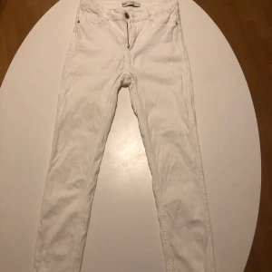 Jeans - Vita jeans från Gina Tricot. FRAKT TILLKOMMER!