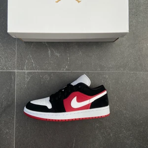 Air jordan 1 low gym red/black/white - Helt nya, äkta såklart. 36,5. 37,5. 42. 