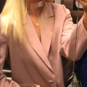 Kavaj från NA-KD - Storlek 36, men skulle säga att den passar 34-38 också! Använt 1 gång