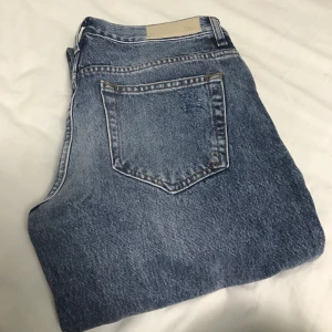 Bikbok jeans xs/s - Helt nya jätte snygga jeans från bikbok (oanvända). Är xs men skulle säga att den passar som en s också. Säljer pga lite  stora för mig. Frakt 66kr💕