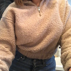 Mjuk tröja från Ginatricot i strl XS - Säljer denna pga att den inte kommer till användning. Jätte skönt och varmt material med dragkedja. Har blivit använd ett antal gånger men den är i bra skick. Den är ganska kort då det är mer av en magtröja. Vid många intressen påbörjas budgivning💗