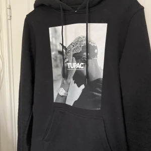 Tupack hoodie - Svart tupack hoodie från junkyard. Storlek S och knappt använd. Köpte den för 600 och säljer den för 250kr. Köparen står för frakten💘