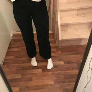 Kostymbyxor  - Ett par svarta kostymbyxor från zara. En vit rand på sidan som gör hela byxorna. Byxorna är i storlek M. Köparen står för frakten💕