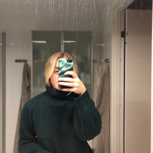 Stickad tröja  - Stickad tröja i snygg skogsgrön färg. Skön och i bra skick! Buda i kommentarerna 💗