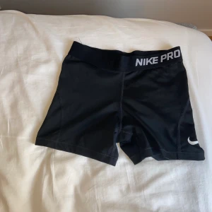 Nike shorts - Säljer dessa nike pro shorts i Xs och i bra skick! De sitter jättebra men kommer tyvärr inte till användling längre💗 Nypris:200kr och budgivning börjar på 70, öka med 10kr minst och buda i komentarerna! OBS tillkommer 63kr frakt :)                          