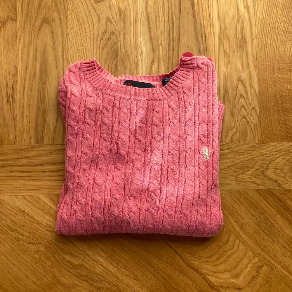 Jättefin rosa tröja 💞                                                            Har använts ett antal gånger men är i bra skick!                                                                          Tveka inte på att skriva om det är något du undrar över Kolla min sida för liknande plagg ✨ . Tröjor & Koftor.