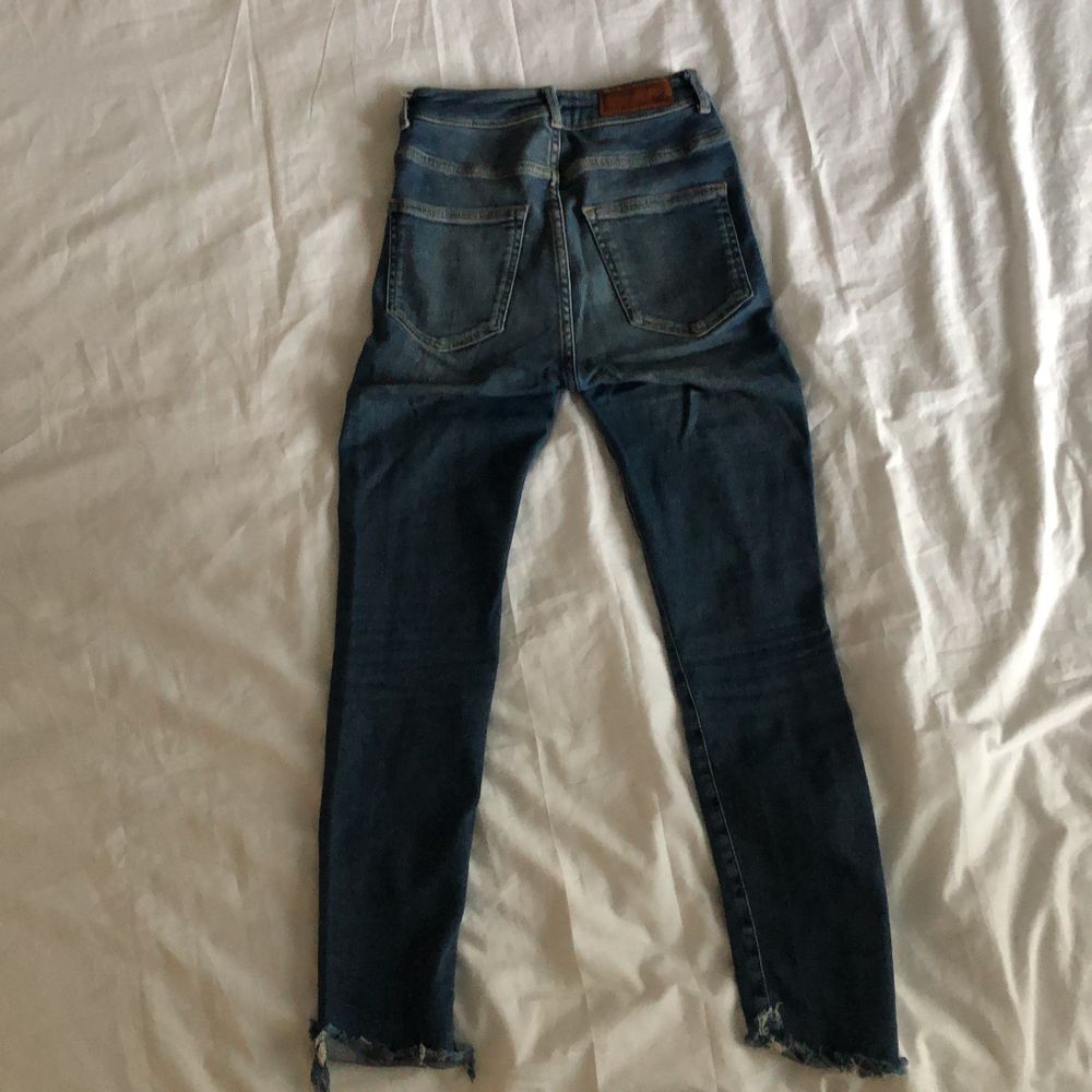 Blå tighta jeans från Bik Bok i stretchigt material, är i storlek S men passar även M. Är i bra skick. Pris kan diskuteras vid snabb affär. Jeans & Byxor.
