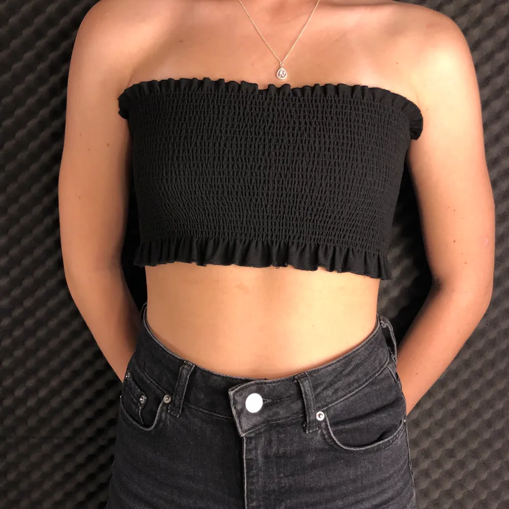 Räfflad bandeau topp köpt på Gina. Går även att användas som bikiniöverdel. Stl XS aldrig använd. Frakt ingår. Yläosat.