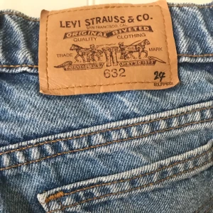 Levis jeans 632 strl 24/30 - Levisjeans som är professionellt insydda i midjan för en snygg passform, väldigt högmidjade i storlek 24 i midja, 30 i längd. Köpta i Australien för 1200kr.