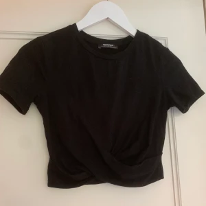 Croptop - Svart snygg croptop från Zara som inte finns kvar. Fin knytdetalj fram som gör tröjan lite mer än en vanlig basic tröja. Det är storlek M men den är liten i storleken så skulle säga att den mer är som en XS-S. 💄 skriv privat om ni vill ha fler bilder eller om ni har frågor