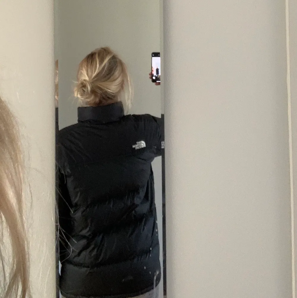 Säljer min kära northface jacka! Köpt för 1500 i storleken XL(barnstorlek) skulle säga att den motsvarar allt från xs-m beroende på hur man vill att den ska sitta. Den är lite längre i modellen nertill till skillnad från de vanliga dam jackorna som är väldigt korta. Detta tycker jag dock är en fördel för det blir lite varmare. Man kan också justera den där nere om man vill att den ska sitta åt mer. Säg till om fler bilder önskas. Och priset kan diskuteras 💕💕💕. Jackor.