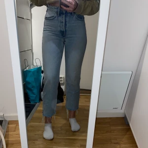 Blåa jeans - Fina, blå jeans med slitningar ner till från Zara💗 är 165cm lång så vet ni ungefär hur de sitter 💗 säljer pågrund av att de börjar bli för små💗 köparen står för frakten