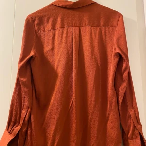 Filippa K sidenblus - Säljer en Filippa K blus i 94% siden. Väldigt fint skick. 