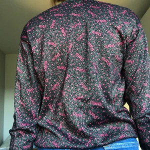 &OtherStories glitter tröja!! - Säljer nu denna glittriga tröja med ”Paris” tryck från &other stories! Använd en gång. Nypris: Omkring 600-700kr 