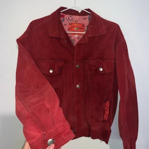 Mockajacka  - En vintage mockajacka i samma form som en jeansjacka. Jätteball! Använder den ej längre så den ligger bara vikt i garderoben, därav skrynklig!