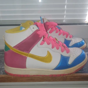 Nike skor stl 37,5 - Fina skor väldigt coola med olika färger i storlek 37.5