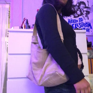 Väska - En vit väska som är lite lite smutsig men man får plats med mycket i💋 Den är klippt innut i en av facken! Kan mötas upp i sthlm o kan frakta men köpare står för frakten 💞 Kan sälja för billigare vid snabb köp såklart 