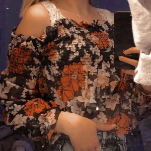 Blus - Säljer en fin blus i höstliga färger, strl xs 💕