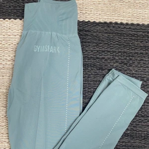 Gymshark tights - Säljer dessa superfina Gymshark tights i stl XS men tightsen är superstretchiga så passar garanterat även S. Säljer dem då jag fick hem dem med en lite smått defekt söm på ena benet, se bild 3. (Fick ett par nya av gymshark så har därmed dubbletter) Sömmen syns knappt❤️