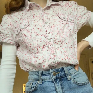 Rosa blomig blus - Rosa blommig blus med två fickor, storlek M. 🌸💕 Frakt tillkommer 