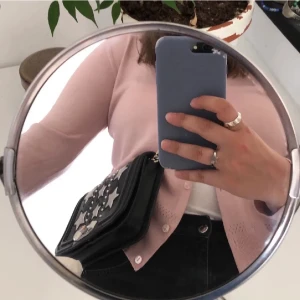 Söt rosa kofta - En ljus rosa kofta med detaljer vid ärmarna. Bra skick. 